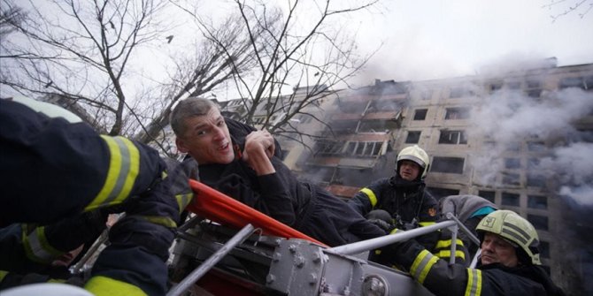 Kiev'de top mermisinin 9 katlı apartmana isabet etmesi sonucu 2 sivil öldü
