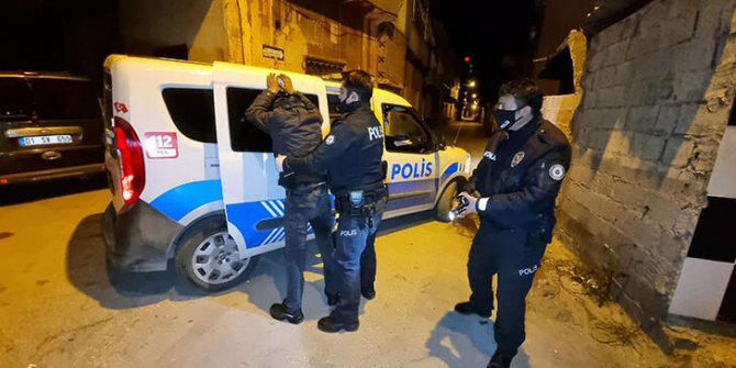 Oto tamirhanesine giren hırsızlar, suçüstü yakalandı