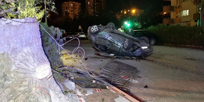 Demir korkuluklara çarpan otomobil devrildi; 1 yaralı