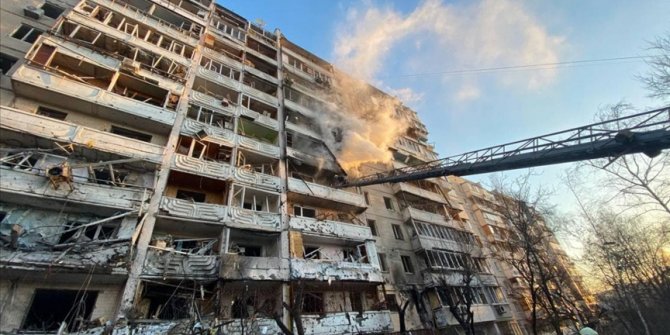 Rusya'nın Kiev'e saldırısında bir apartman daha ağır hasar gördü