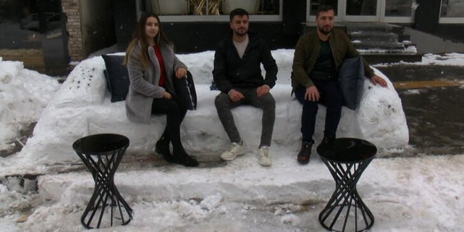 Muşlu mobilyacı, kardan koltuk takımı yaptı