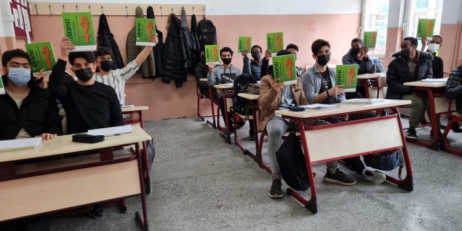 Mamak Belediyesi, YKS sınavına girecek öğrencilere 4 bin 567 adet yardımcı kaynak kitabı dağıttı