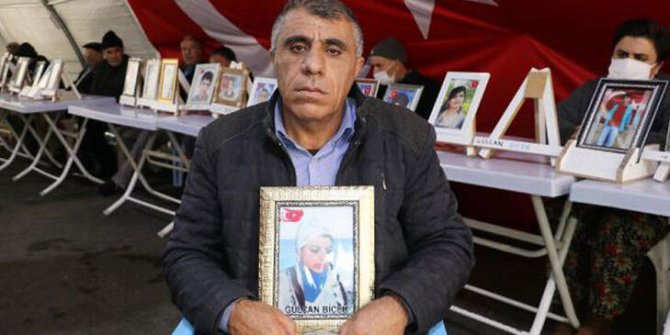 Evlat nöbetindeki baba: Kızım gel, senin yerin bizim yanımız