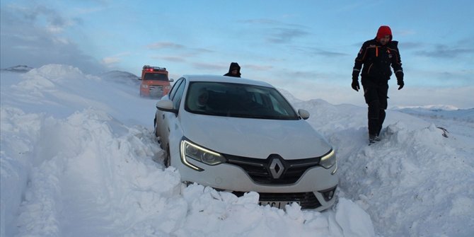 Bayburt'ta kar ve tipi nedeniyle mahsur kalan turistler kurtarıldı