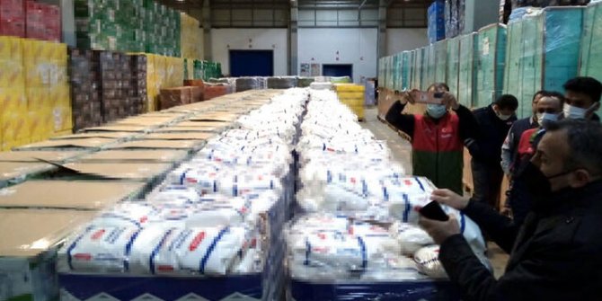 Market raflarında olmayan 48 ton toz şeker, depoda stoklanmış bulundu