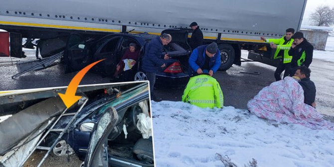 Otomobil, TIR'ın altına girdi; polis kazada yaralananları montuyla ısıttı