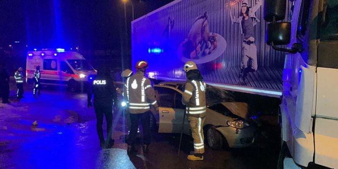 Otomobil TIR'ın altına girdi