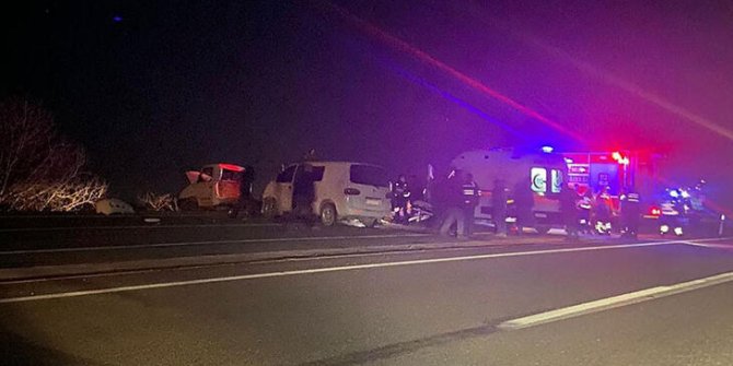İzmir'de kamyonet ile minibüs çarpıştı: 1 ölü, 3 yaralı