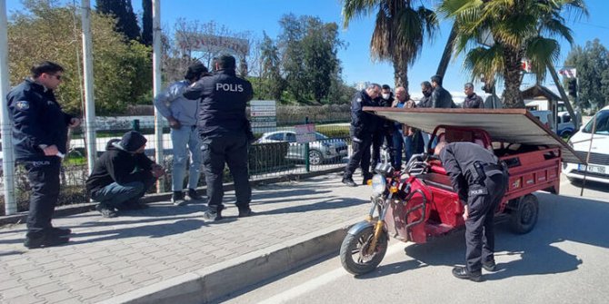 Metal levhayı elektrikli bisiklete yükleyip, kaçarken yakalandılar