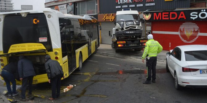 Avcılar'da kayarak yolu kapatan İETT otobüsüne iki araç çarptı