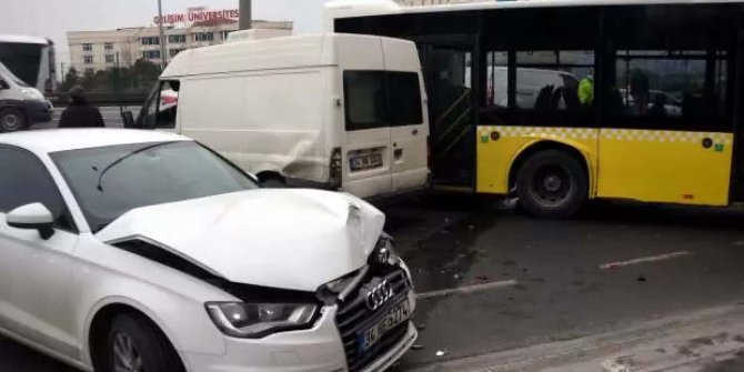 Avcılar'da kayarak yolu kapatan İETT otobüsüne iki araç çarptı
