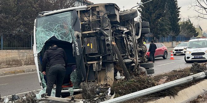 Tuzla’da servis midibüsü devrildi