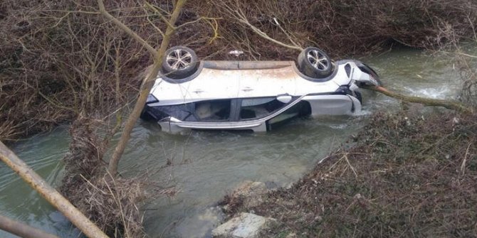 Otomobili dereye düştü tutanak tutup evine gitti