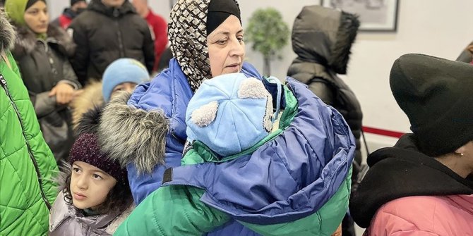 Ukrayna'dan gelen Ahıska Türkleri savaşta bıraktıkları çocukları için gözyaşı döktü