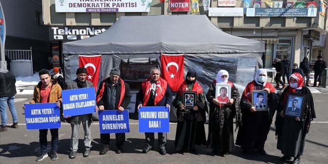 Muş'ta çocukları PKK'lı teröristlerce kaçırılan aileler HDP önündeki eylemini sürdürdü
