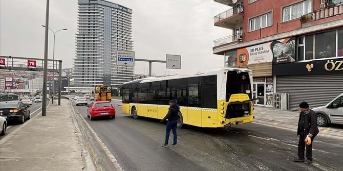 İstanbul'da İETT aracının karıştığı trafik kazası ulaşımı aksattı