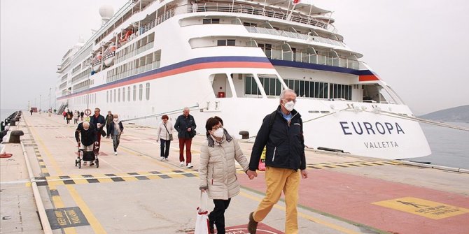 Malta bandıralı kruvaziyer, 145 turistle Kuşadası'na geldi