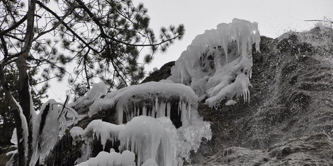 Bolu'nun yüksek kesimlerinde şelaleler buz tuttu