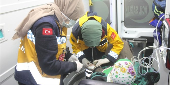 Ağrı'da mezrada rahatsızlanan anne ve bebeği 7 saatlik çabayla hastaneye kaldırıldı
