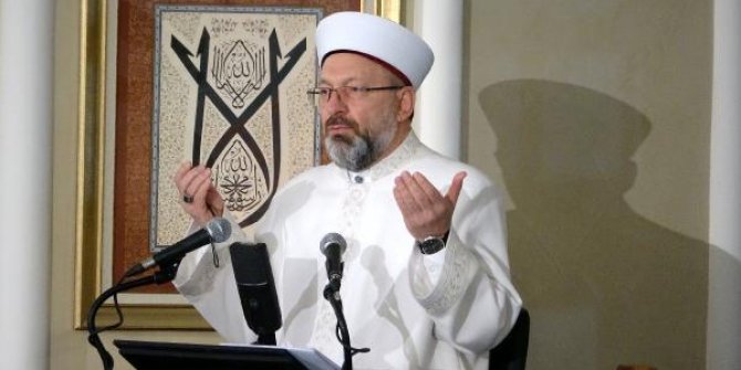 Diyanet İşleri Başkanı Erbaş, Berat Gecesi ve Çanakkale Şehitleri için dua etti