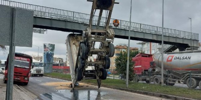 TIR'ın açık kalan dorsesi üst geçide çarpıp asılı kaldı