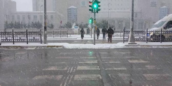 Meteoroloji'nin peş peşe uyarıları sonrası kar yağışı İstanbul'da etkili oluyor!