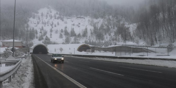 Bolu Dağı'nda kar etkili oluyor