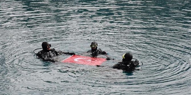 Kahramanmaraşlı itfaiyeciler, Çanakkale şehitlerini su altında Türk bayrağı açarak andılar