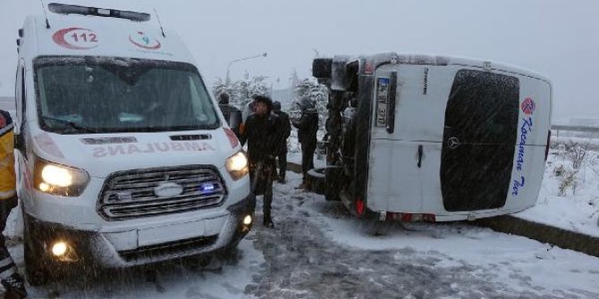 Karda kayan işçi servisi devrildi: 4 yaralı