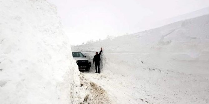 Siirt'te kar kalınlığı 3 metreyi geçti: Hasta, 4 saatlik çalışmayla hastaneye yetiştirildi