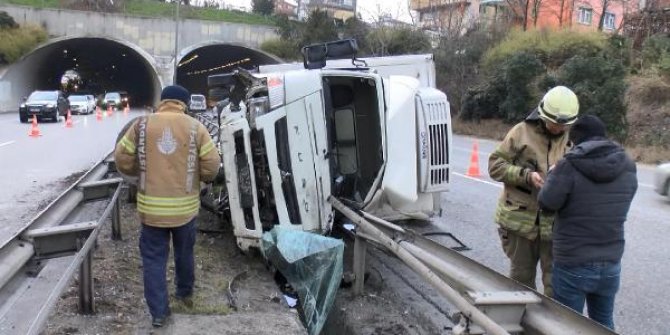 Üsküdar Şile yolunda kamyonet devrildi; trafik yoğunluğu oluştu