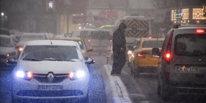 İstanbul'da kar yağışı etkisini sürdürüyor