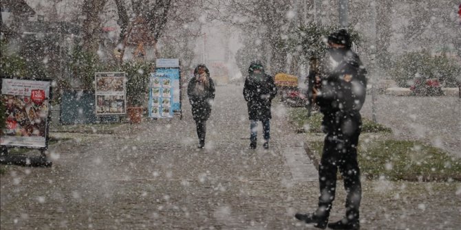 Yalova'da yoğun kar yağışı hayatı olumsuz etkiliyor