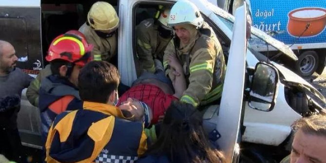 Avcılar’da servis minibüsüyle kamyonet çarpıştı