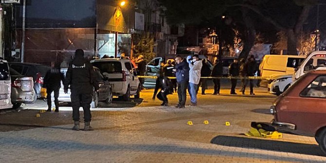 Manisa'da eğlence mekanı önünde silahlı kavga; 3 yaralı