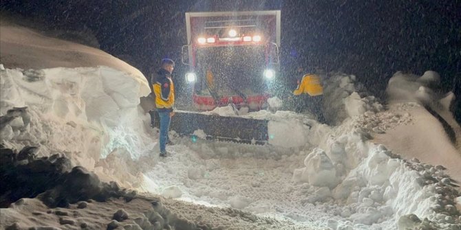 Ağrı'da sağlık ekipleri yolu kapanan mezradaki hasta için seferber oldu