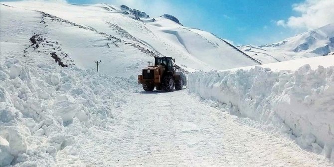 Van'da 700 personelle karla mücadele ediliyor