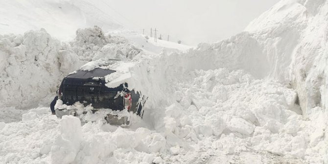Yüksekova'da kamyonet, çığ altında kaldı