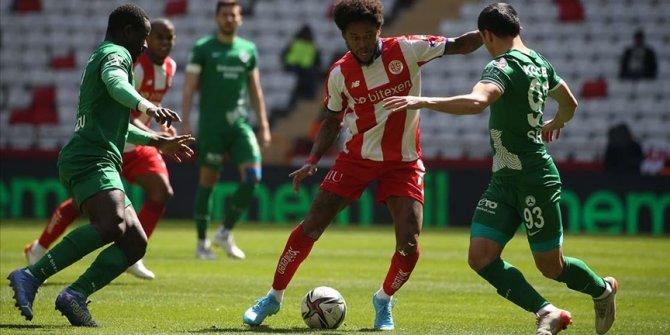 Antalyaspor, konuk ettiği Giresunspor'u 4-1 yendi