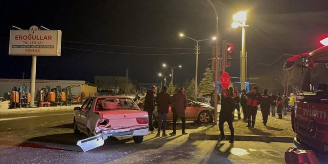 Niğde'de zincirleme trafik kazasında 7 kişi yaralandı