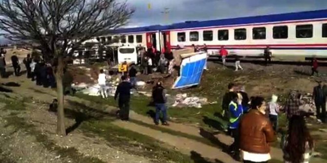 Kamyonet ve tren, hemzemin geçitte çarpıştı; 2 kişi yaralı, 41 küçükbaş öldü