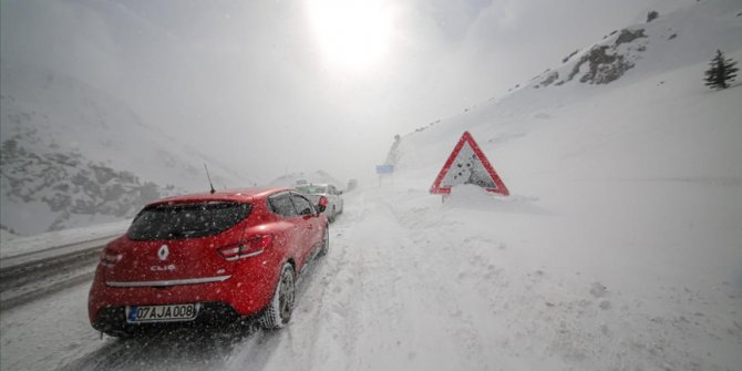 Antalya-Konya kara yolu kar nedeniyle tır geçişlerine kapatıldı