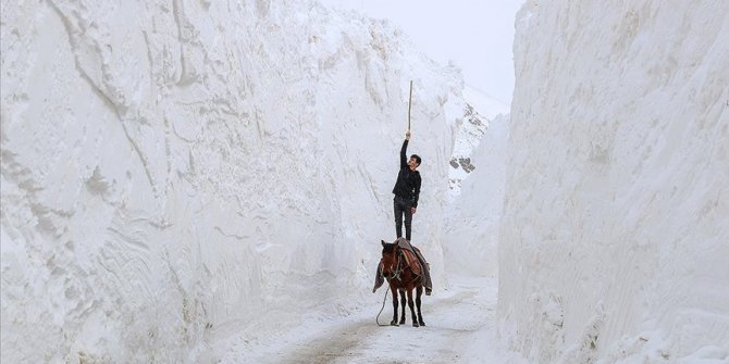 Çığ nedeniyle metrelerce karın biriktiği köy yolunda tehlikeli yolculuk
