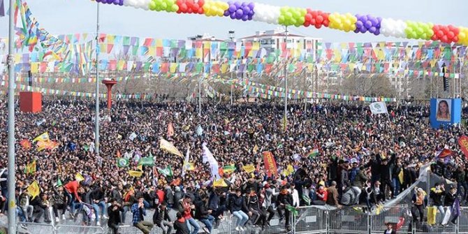 Diyarbakır'da HDP'nin nevruz etkinliği; PKK lehine slogan atanlara gözaltı