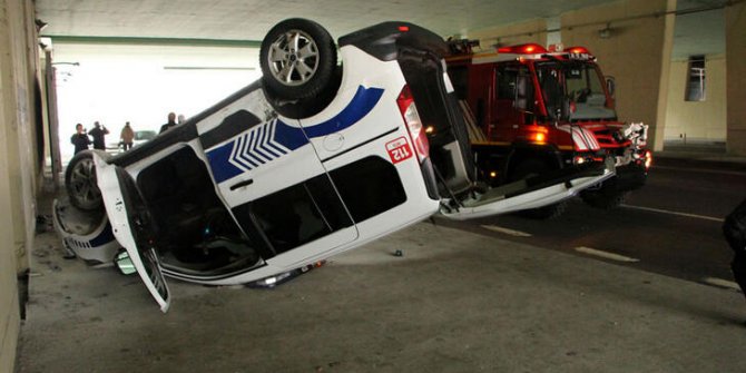 Şişli'de polis aracı devrildi