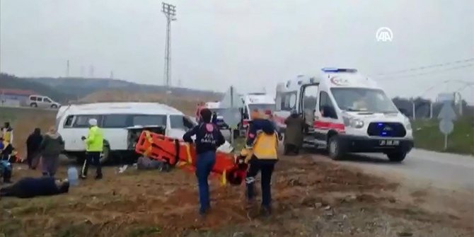 Amasya'da tarım işçilerini taşıyan minibüs devrildi, 17 kişi yaralandı