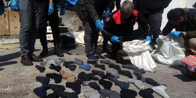 Evde çoraplara sarılı 40 tabanca ele geçirildi; 3 gözaltı