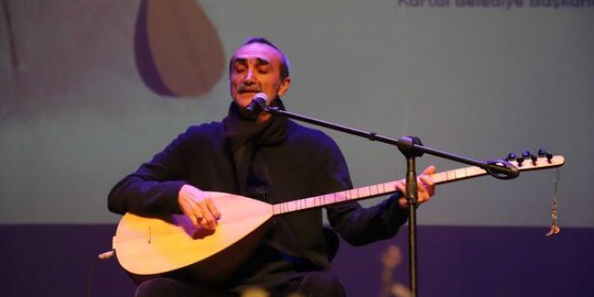 Ünlü sanatçı Cengiz Özkan, Aşık Veysel’in eserlerini Kartal’da seslendirdi