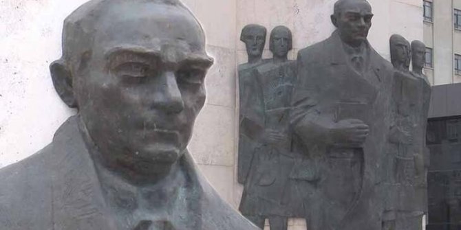 Bağcılar Meydanı'ndaki Atatürk Anıtı'nda 'benzerlik' tartışması