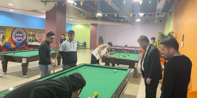 Başkan Ertuğrul Çetin, gençlerle birlikte bilardo oynadı